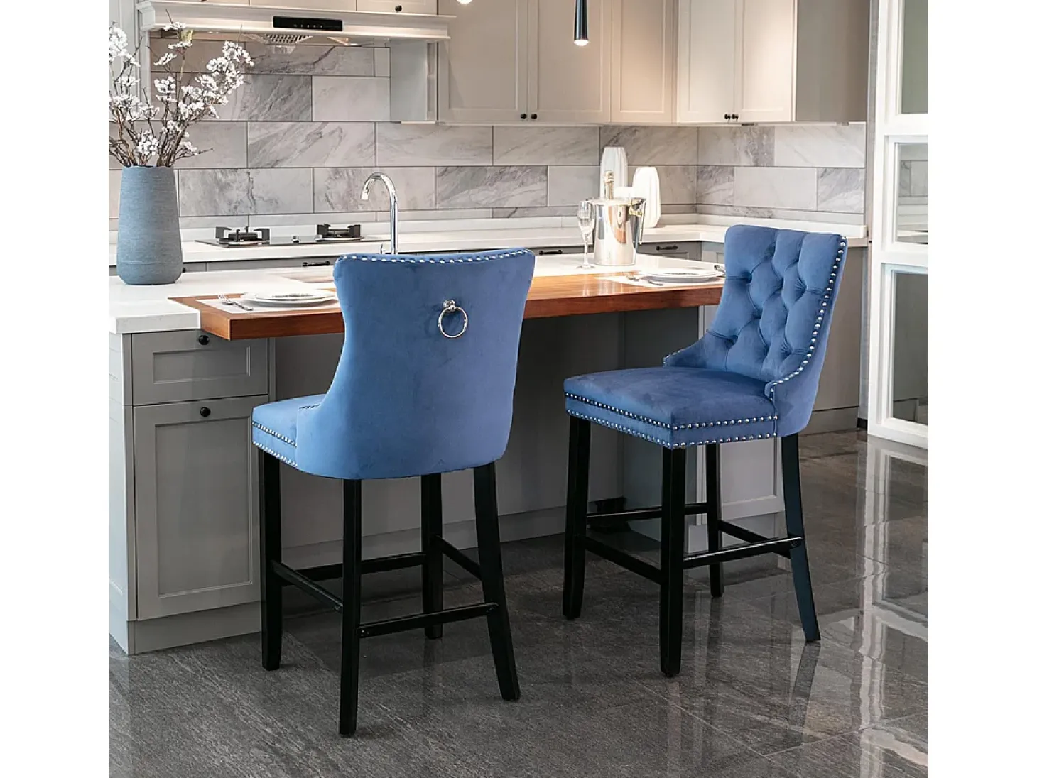Conjunto de taburetes de bar con remaches decorativos y patas de madera, tapizado cromado con tachuelas, revestimiento de terciopelo, azul