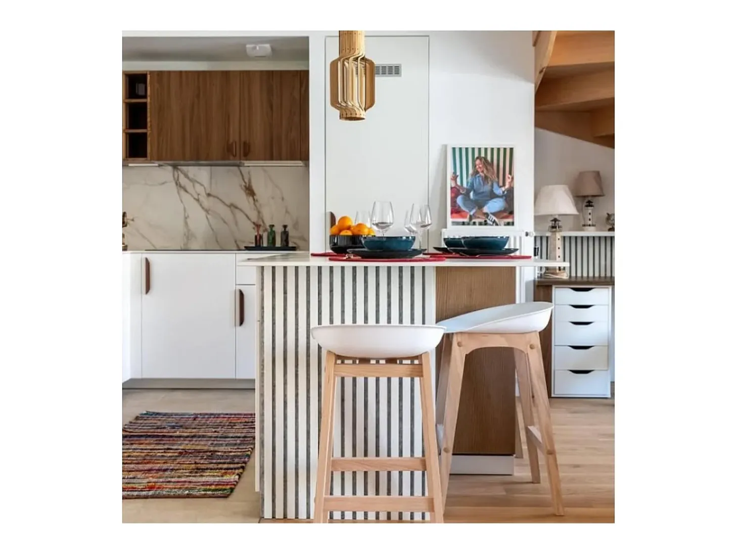 Conjunto de taburetes de bar RIVA de roble de 75 cm con asiento de plástico