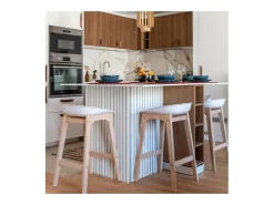 Conjunto de taburetes de bar RIVA de roble de 75 cm con asiento de plástico