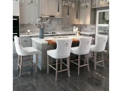 Conjunto de taburetes de bar con detalles remachados y patas de madera, tapizado cromado con tachuelas, terciopelo, beige