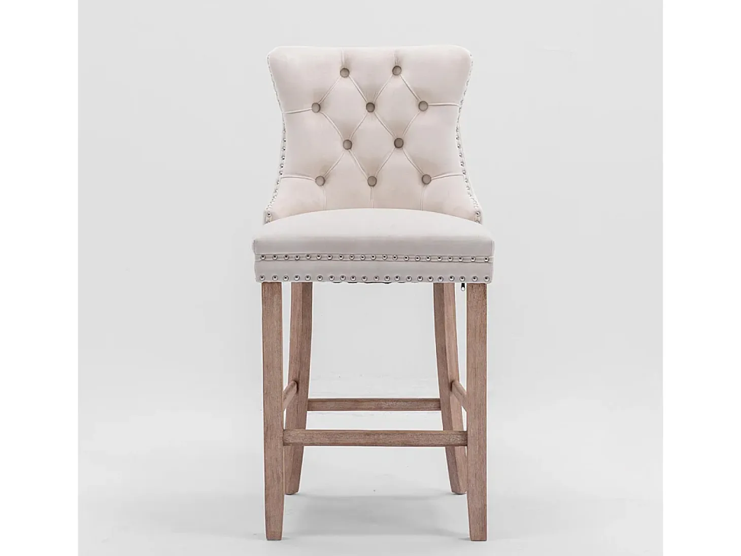 Conjunto de taburetes de bar con detalles remachados y patas de madera, tapizado cromado con tachuelas, terciopelo, beige