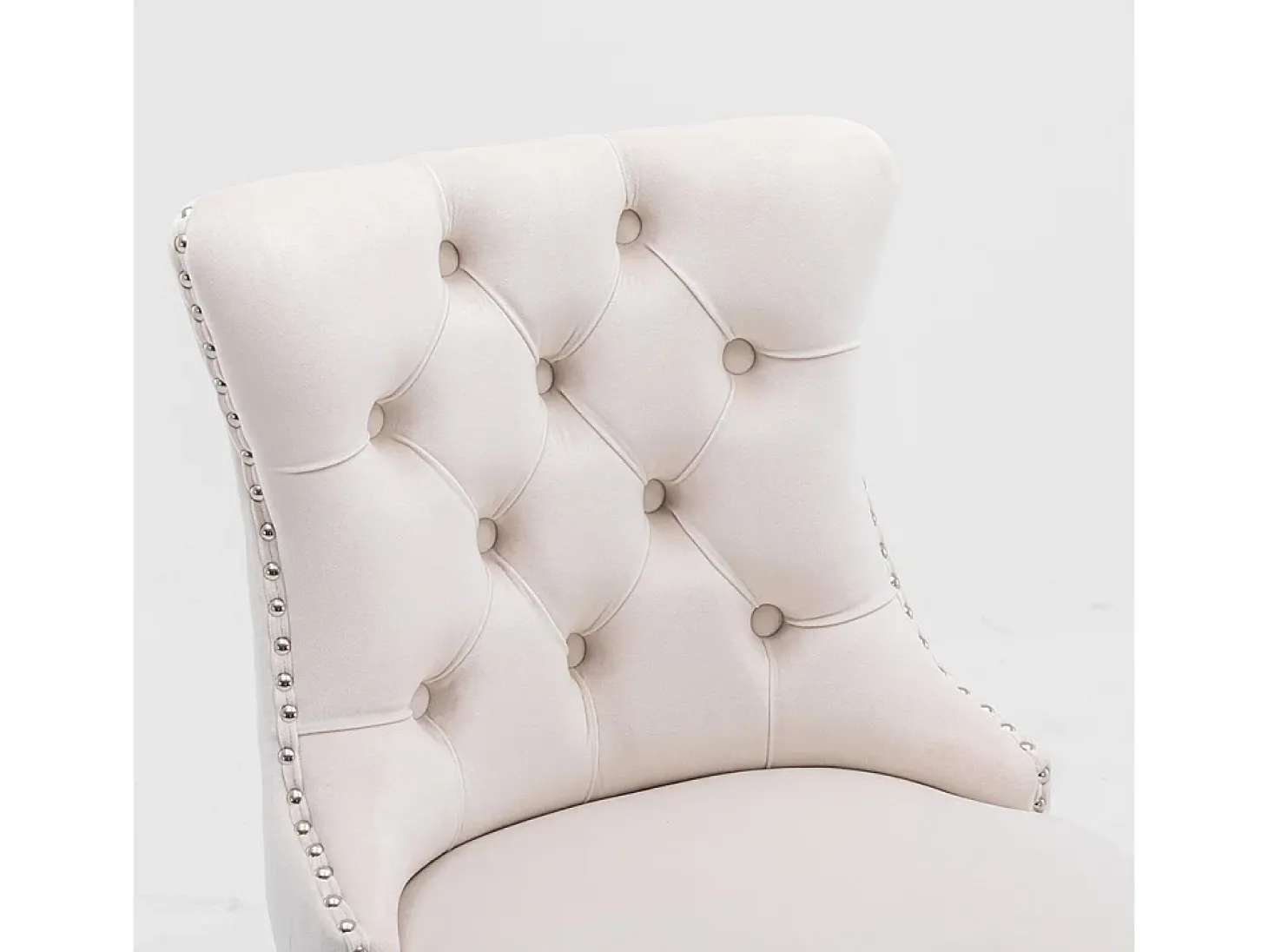 Conjunto de taburetes de bar con detalles remachados y patas de madera, tapizado cromado con tachuelas, terciopelo, beige