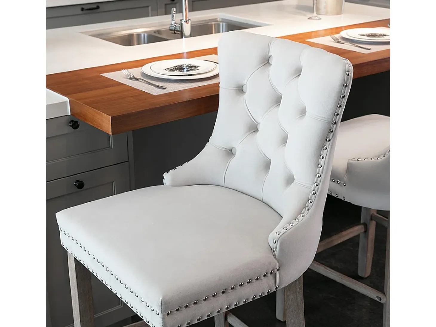 Conjunto de taburetes de bar con detalles remachados y patas de madera, tapizado cromado con tachuelas, terciopelo, beige