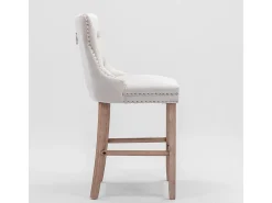 Conjunto de taburetes de bar con detalles remachados y patas de madera, tapizado cromado con tachuelas, terciopelo, beige