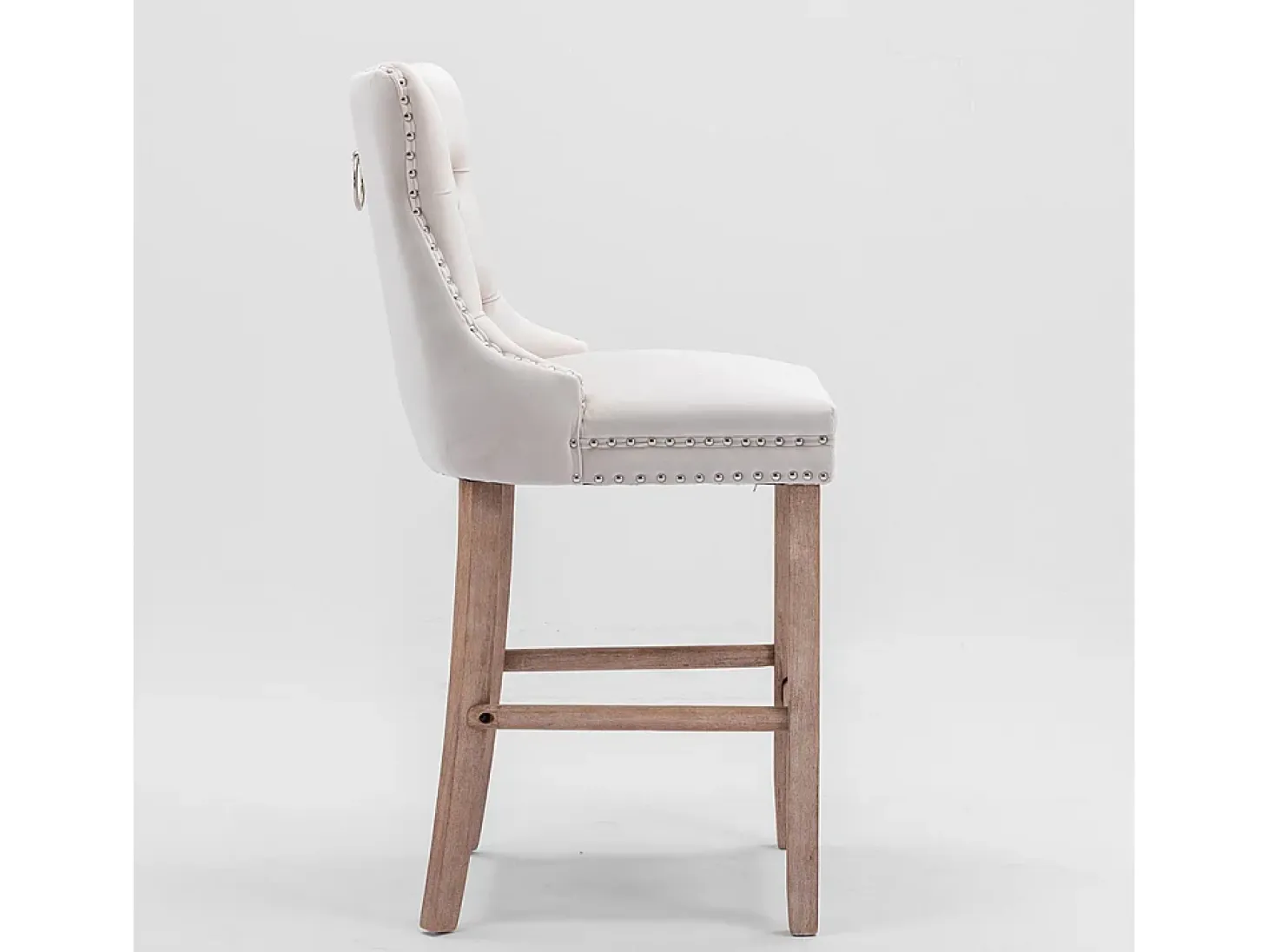 Conjunto de taburetes de bar con detalles remachados y patas de madera, tapizado cromado con tachuelas, terciopelo, beige