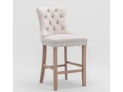 Conjunto de taburetes de bar con detalles remachados y patas de madera, tapizado cromado con tachuelas, terciopelo, beige