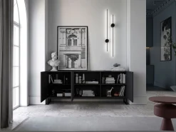 Credenza con 3 ante – corpo Nero opaco, frontali scanalati Nero opaco – 168 cm, struttura in metallo nero