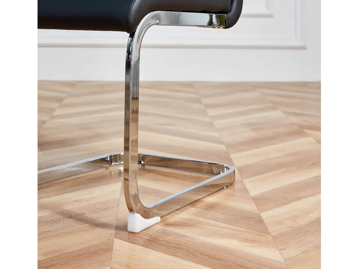 Juego de 4 sillas cantilever de PU negro con estructura de metal plateado