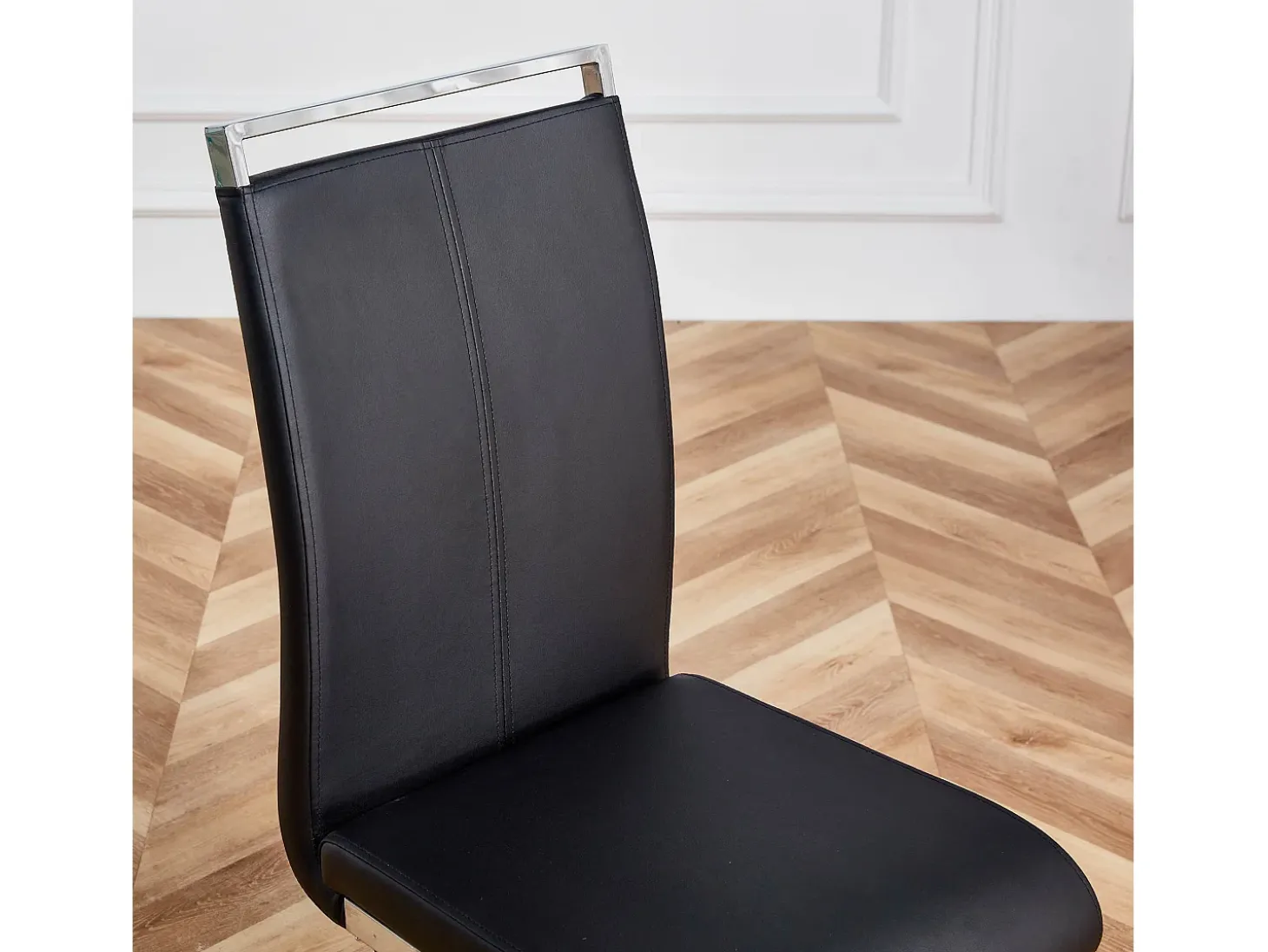 Juego de 4 sillas cantilever de PU negro con estructura de metal plateado
