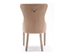 Juego de 6 sillas de cocina de terciopelo caqui con detalles en tachuelas plateadas y patas de madera marrón.