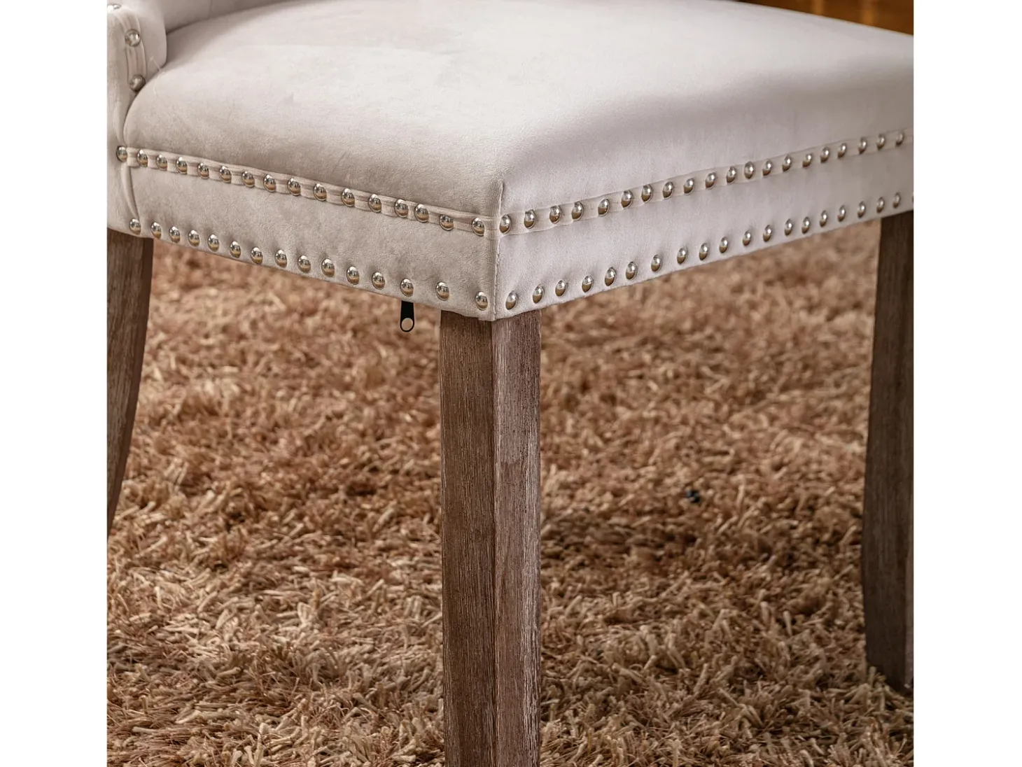 Juego de 2 sillas de comedor en terciopelo beige con tachuelas decorativas y respaldo acolchado