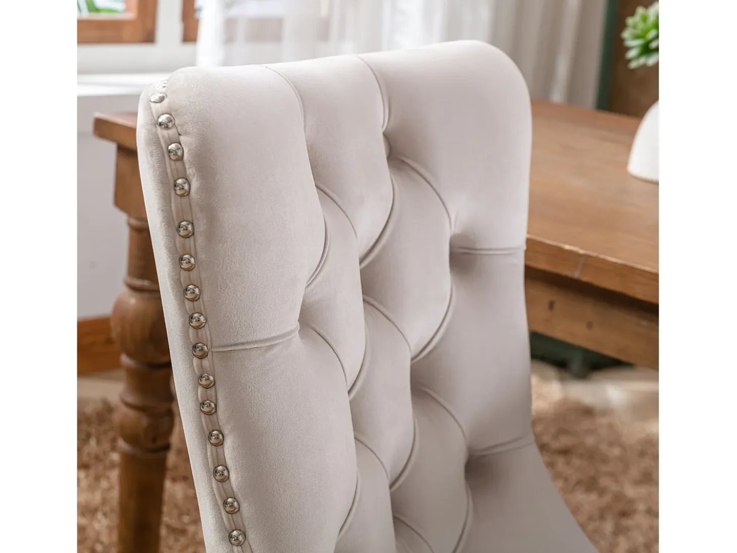 Juego de 2 sillas de comedor en terciopelo beige con tachuelas decorativas y respaldo acolchado