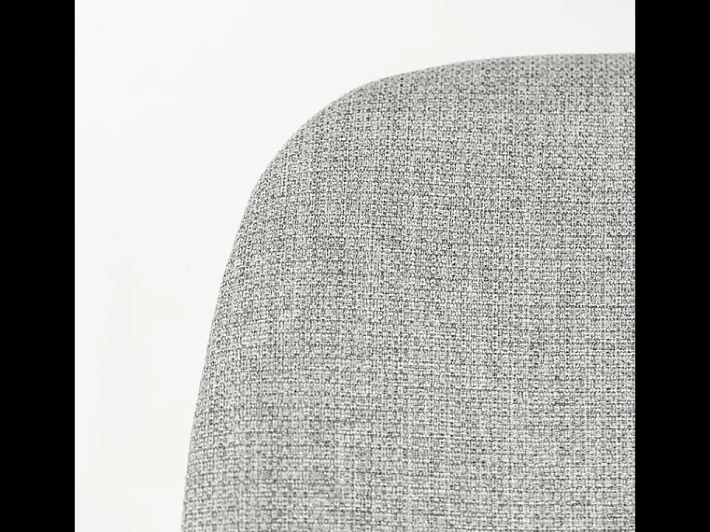Juego de 4 sillas de comedor "Sami" de tela gris claro con elegantes patas modernas de metal pintado.