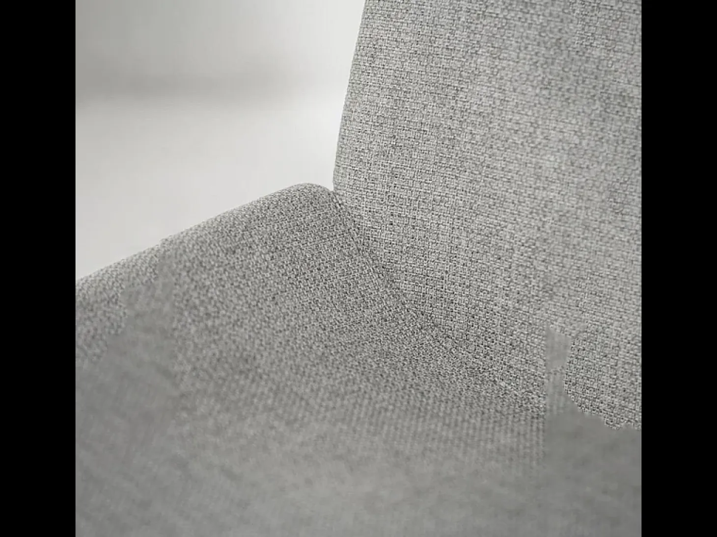 Juego de 4 sillas de comedor "Sami" de tela gris claro con elegantes patas modernas de metal pintado.