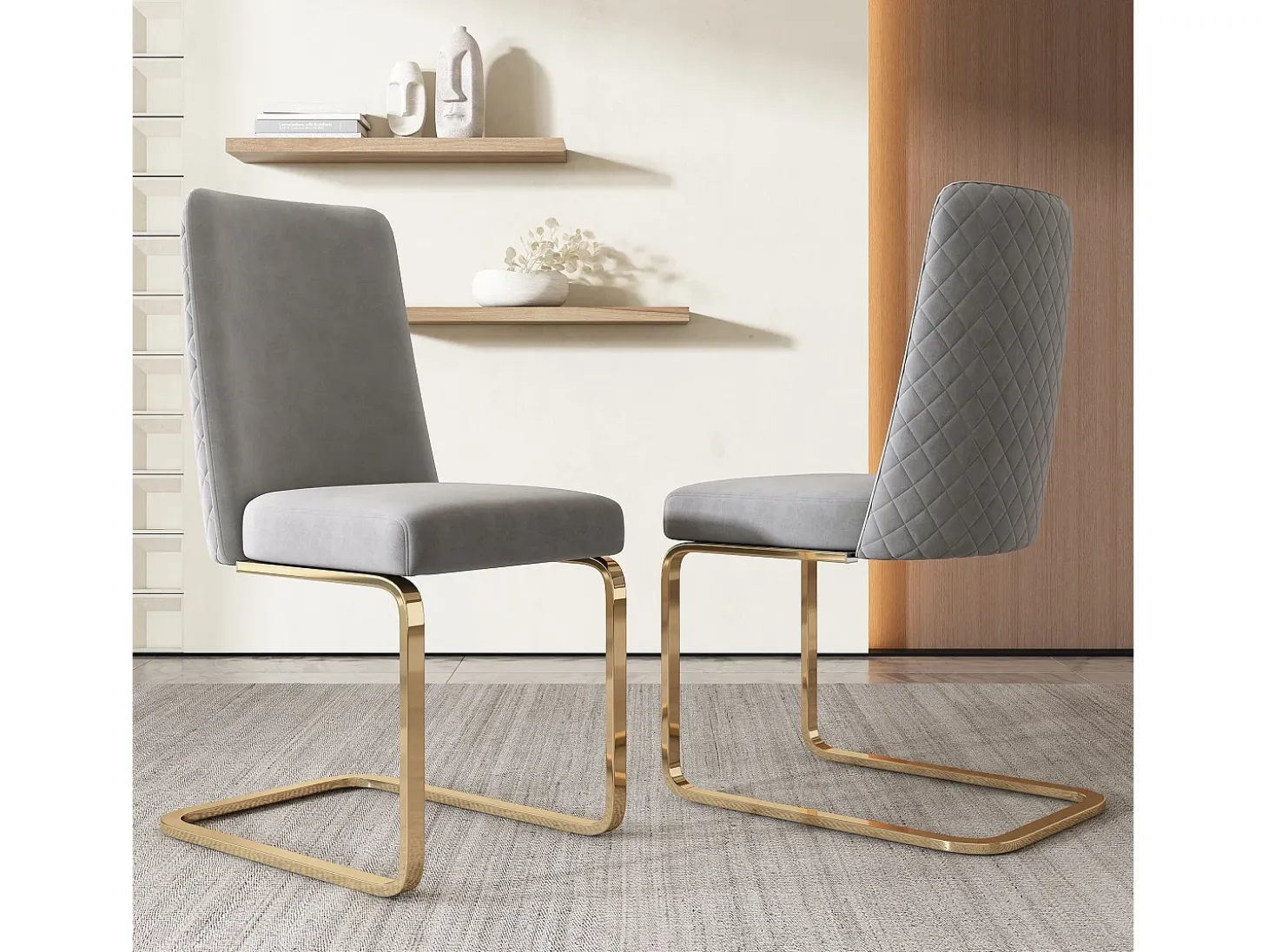 Juego de 4 sillas de comedor en terciopelo gris con respaldo tapizado y patas doradas.