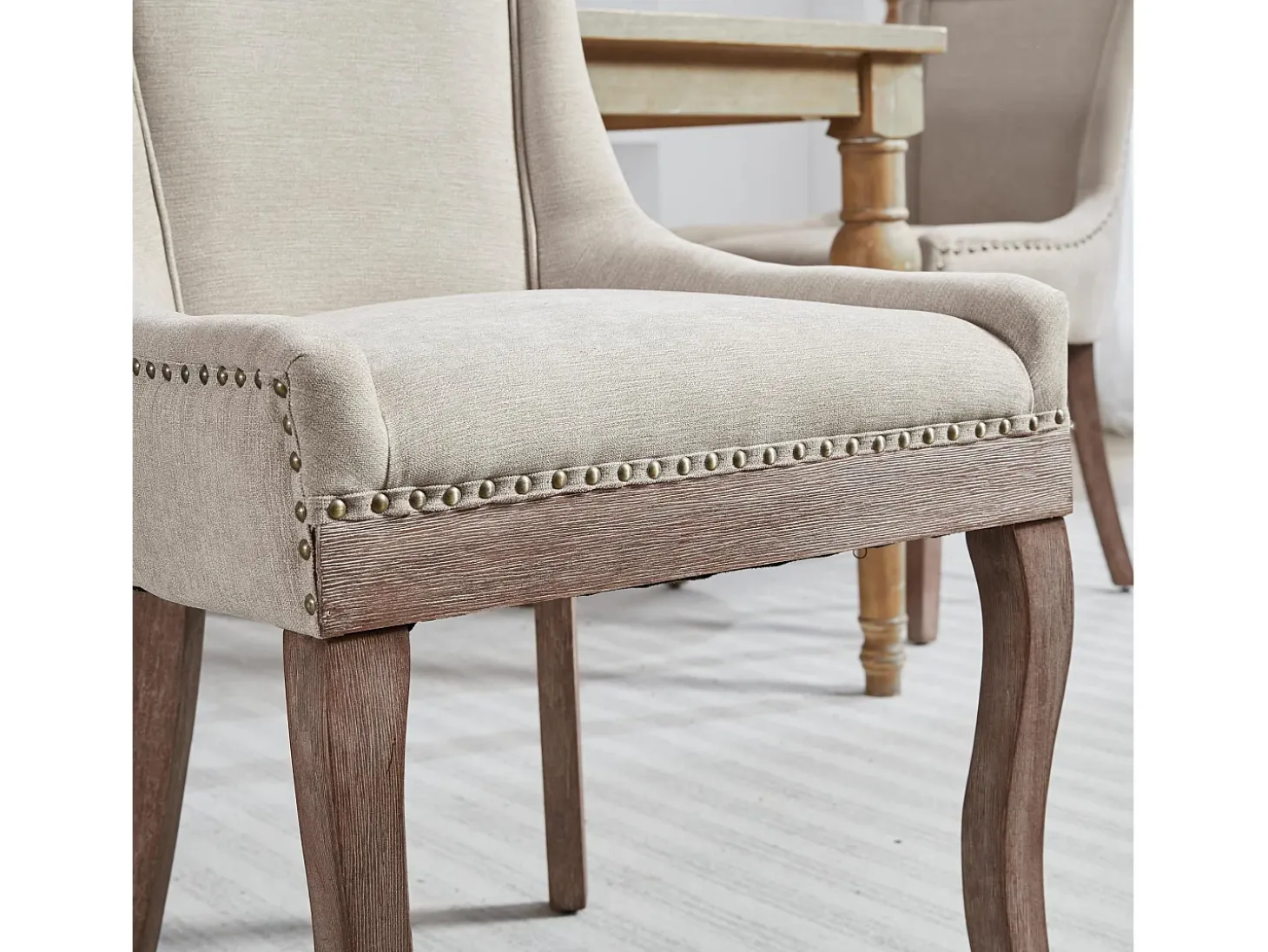 Juego de 2 sillas de comedor en chenilla beige con tachuelas decorativas y respaldo, patas de madera