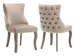 Juego de 6 sillas de comedor, tapizadas en terciopelo, con detalles de tachuelas y patas de madera maciza, color beige.
