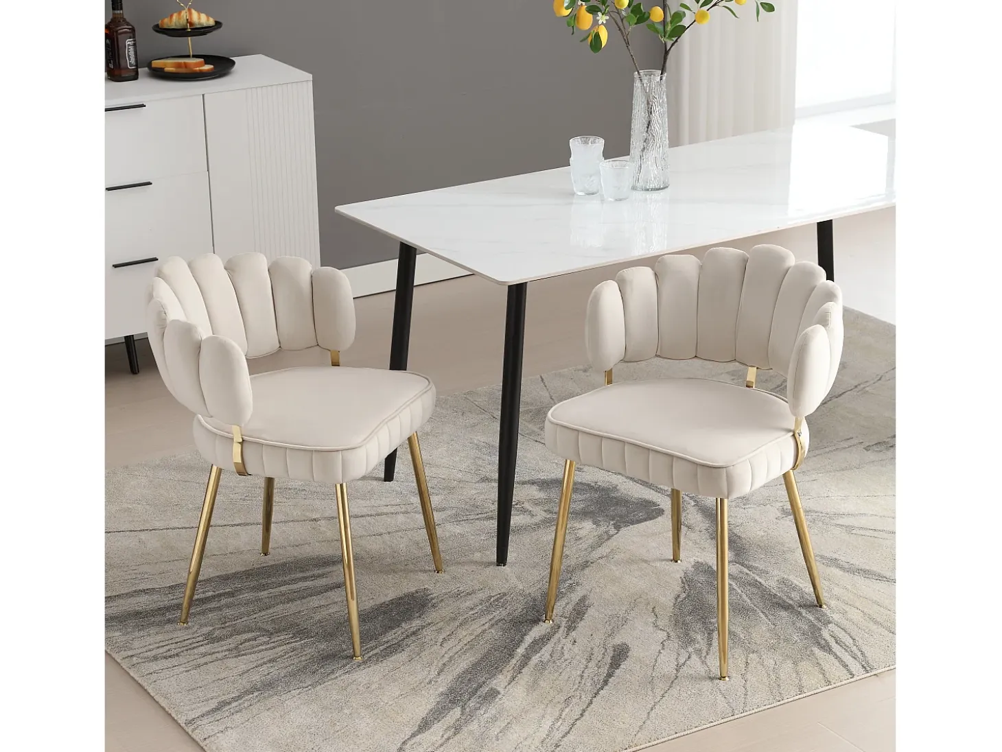 Juego de 2 sillas de comedor de terciopelo marfil con respaldo acolchado y patas de metal dorado
