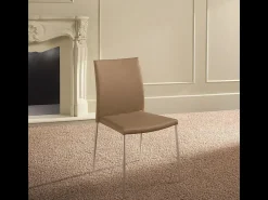 Juego de 4 sillas de comedor apilables "Camelia" tapizadas en piel sintética marrón y beige con patas de metal pintado