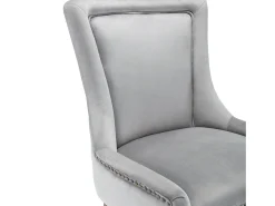Juego de 2 sillas de terciopelo gris con patas de madera curvadas y remaches dorados.
