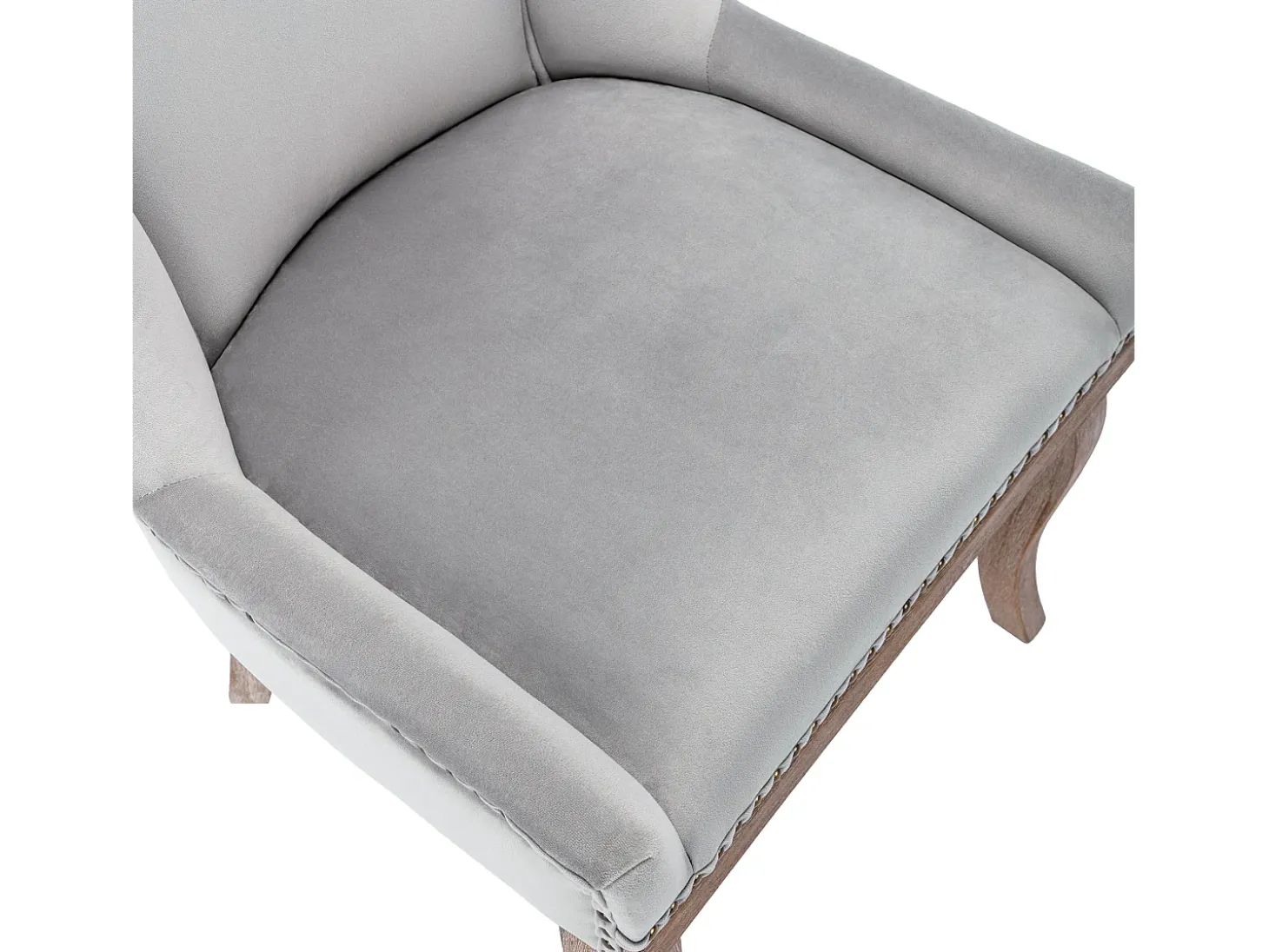 Juego de 2 sillas de terciopelo gris con patas de madera curvadas y remaches dorados.