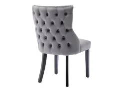 Juego de 2 sillas de terciopelo gris con patas de madera gris, botones decorativos y remaches plateados.