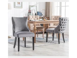Juego de 4 sillas de terciopelo gris con patas de madera gris, botones decorativos y remaches plateados.