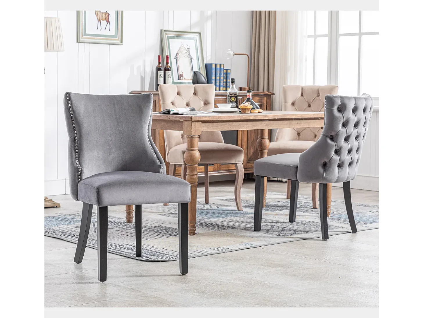 Juego de 4 sillas de terciopelo gris con patas de madera gris, botones decorativos y remaches plateados.