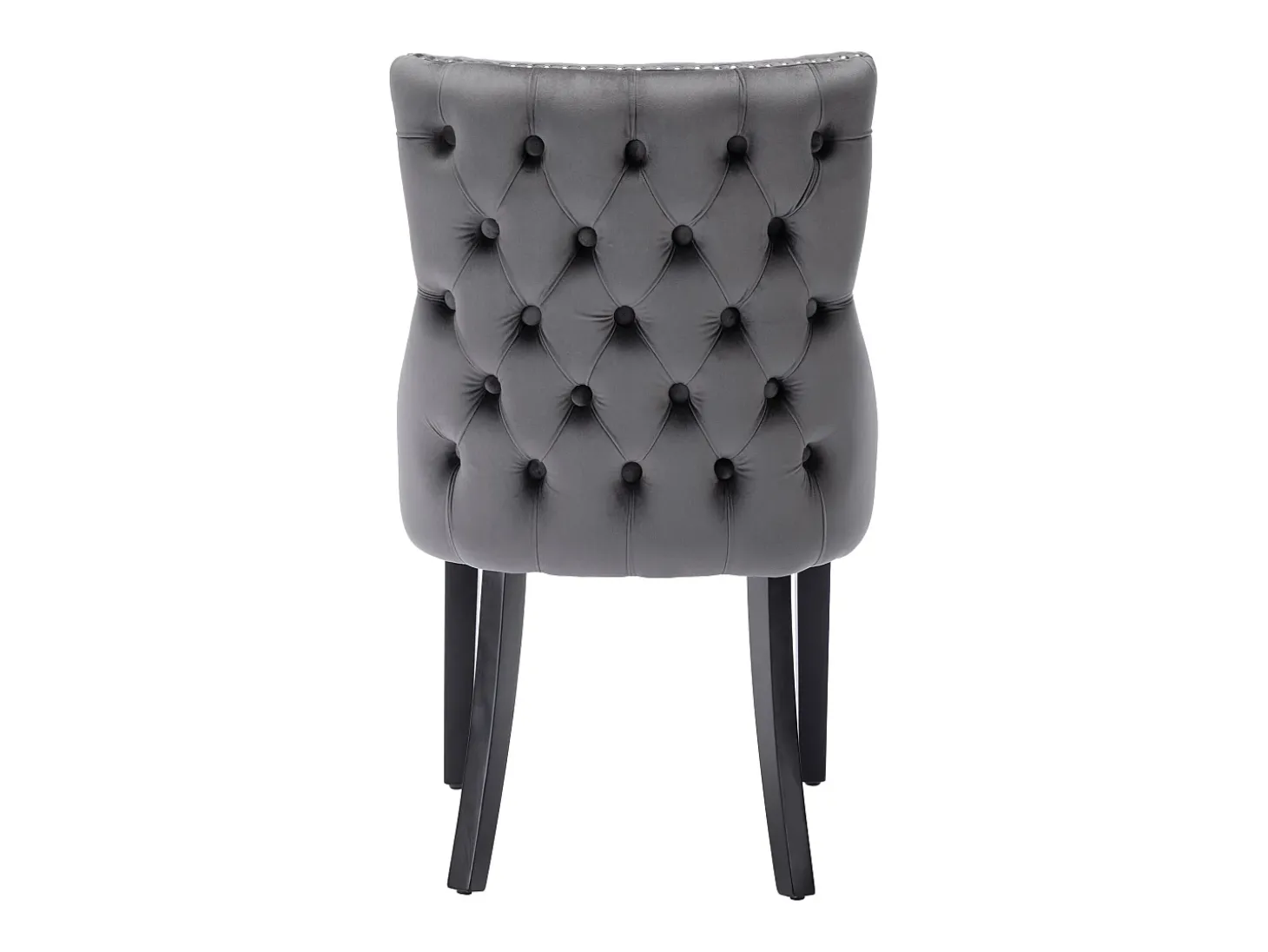 Juego de 4 sillas de terciopelo gris con patas de madera gris, botones decorativos y remaches plateados.