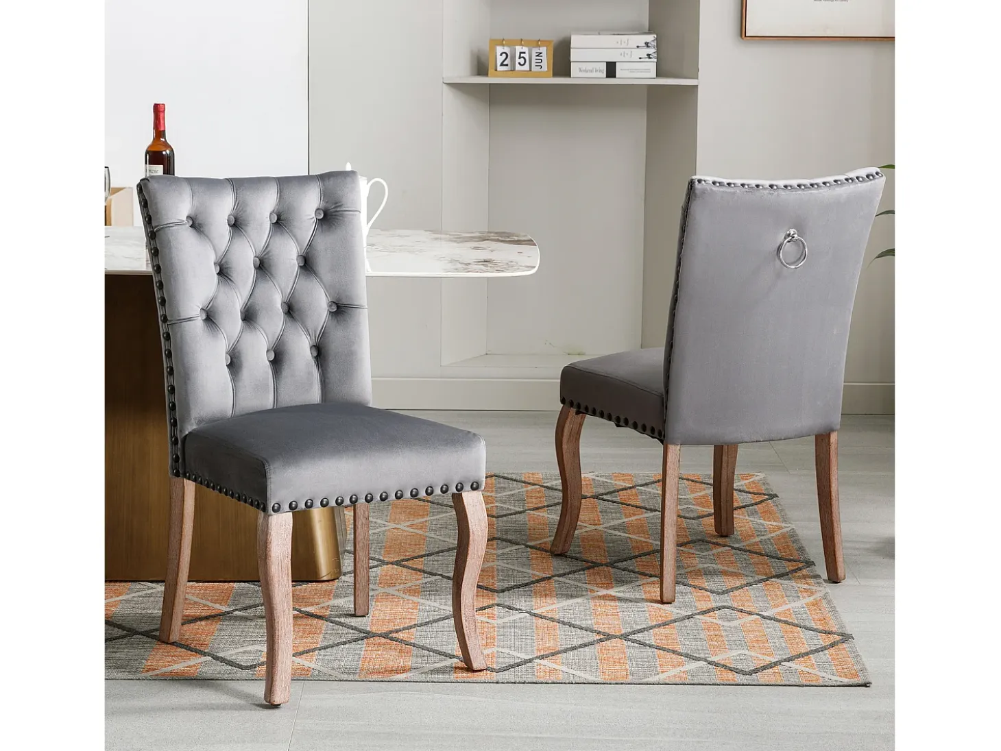 Juego de 2 sillas de terciopelo gris con patas de madera curvadas, remaches negros