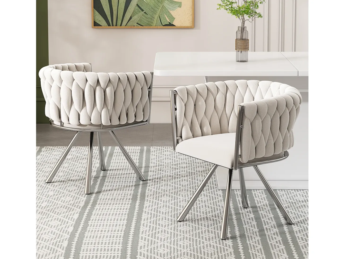 Juego de 4 sillas giratorias con reposabrazos, patas metálicas plateadas y tapizadas en terciopelo beige.