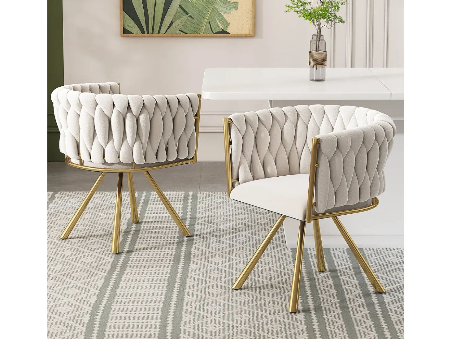 Juego de 6 sillas giratorias con patas de metal dorado y tapizadas en terciopelo beige.
