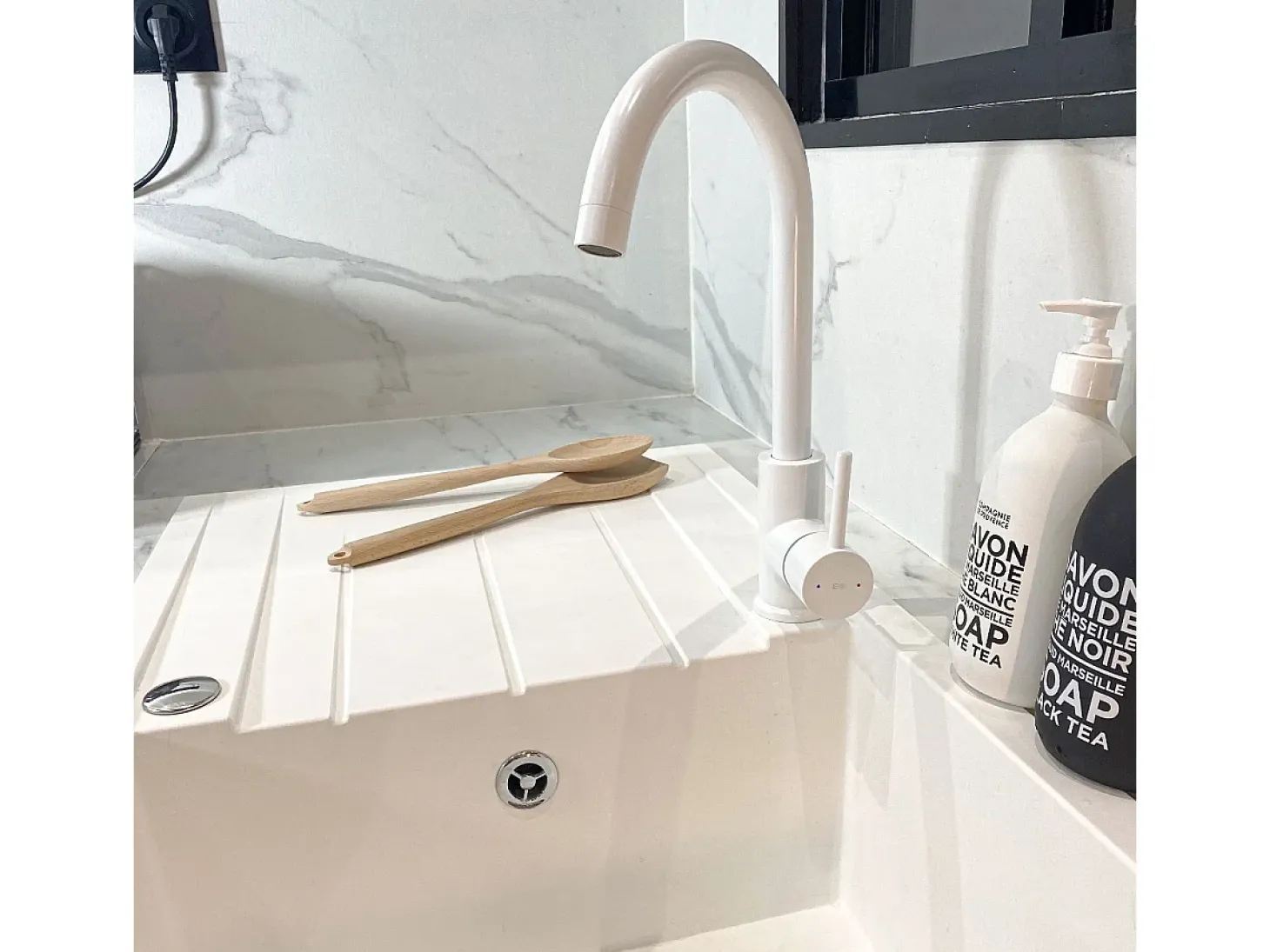 Kiwo mezclador para fregadero blanco Essebagno