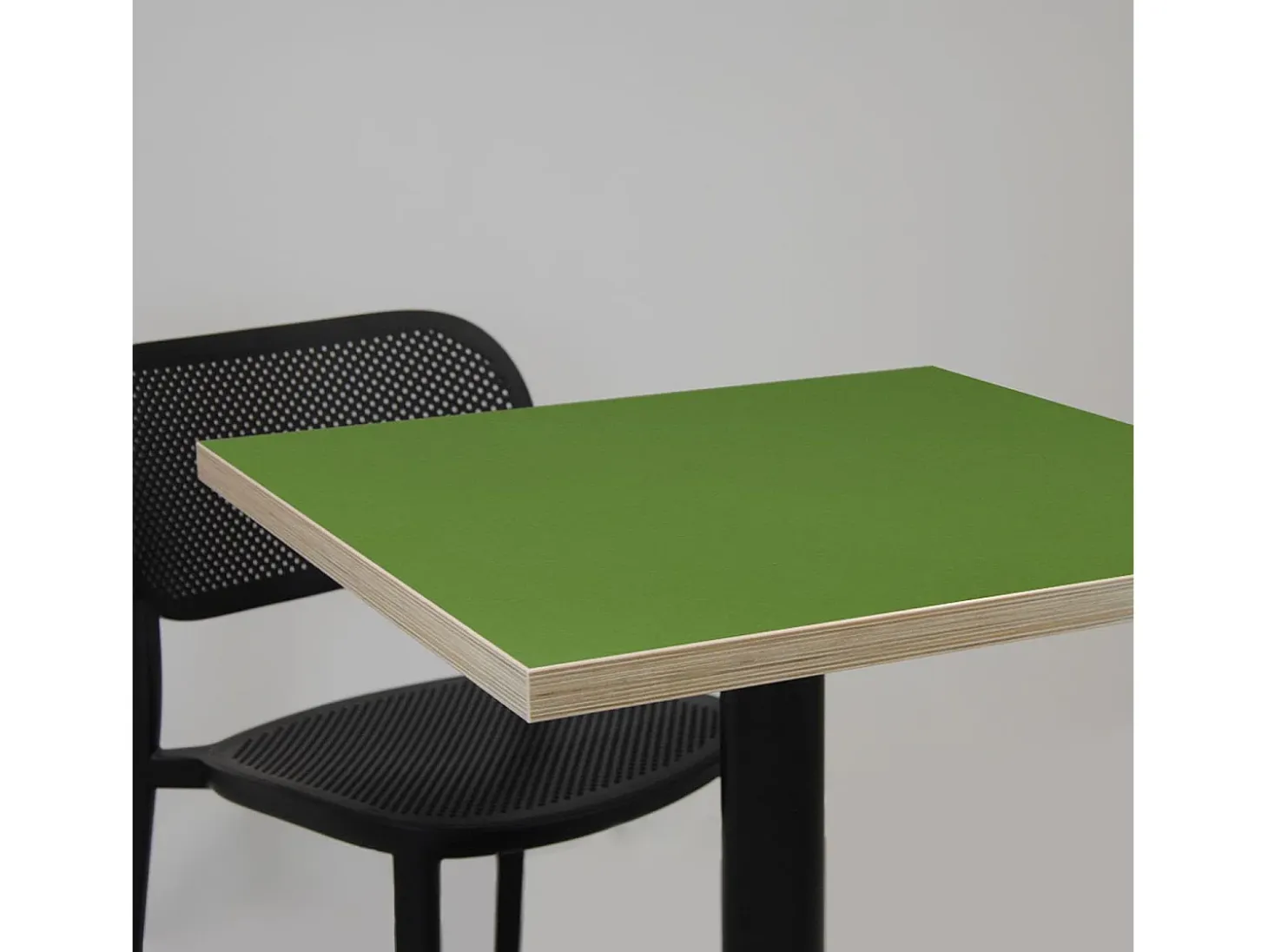 Mesa alta 60 x 60 cm - modelo Bazila cantos madera verde