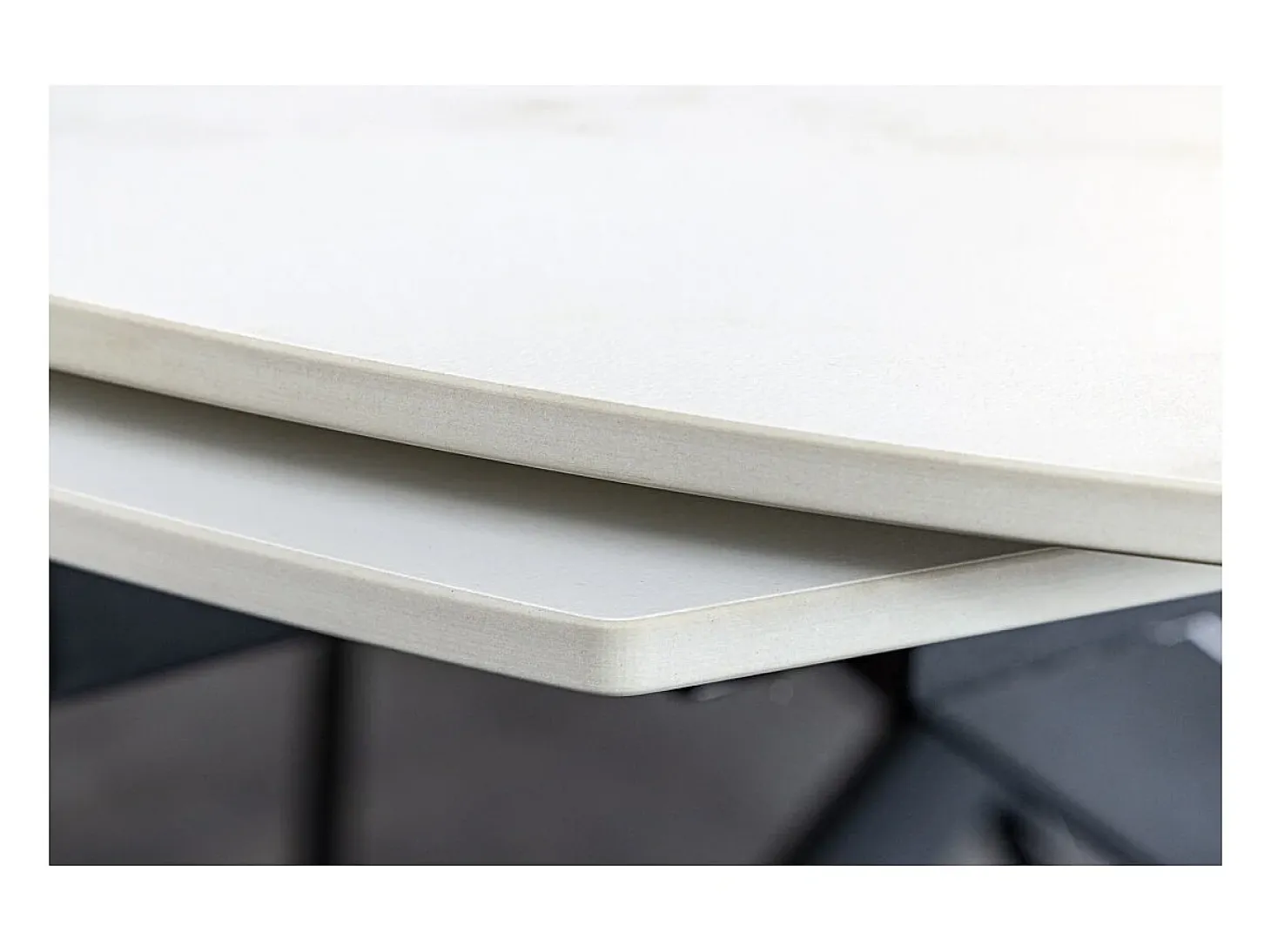 Mesa ATONIA – Ovalada extensible 130 a 190 cm – Tablero de cerámica efecto mármol blanco – Patas de metal – Estilo moderno