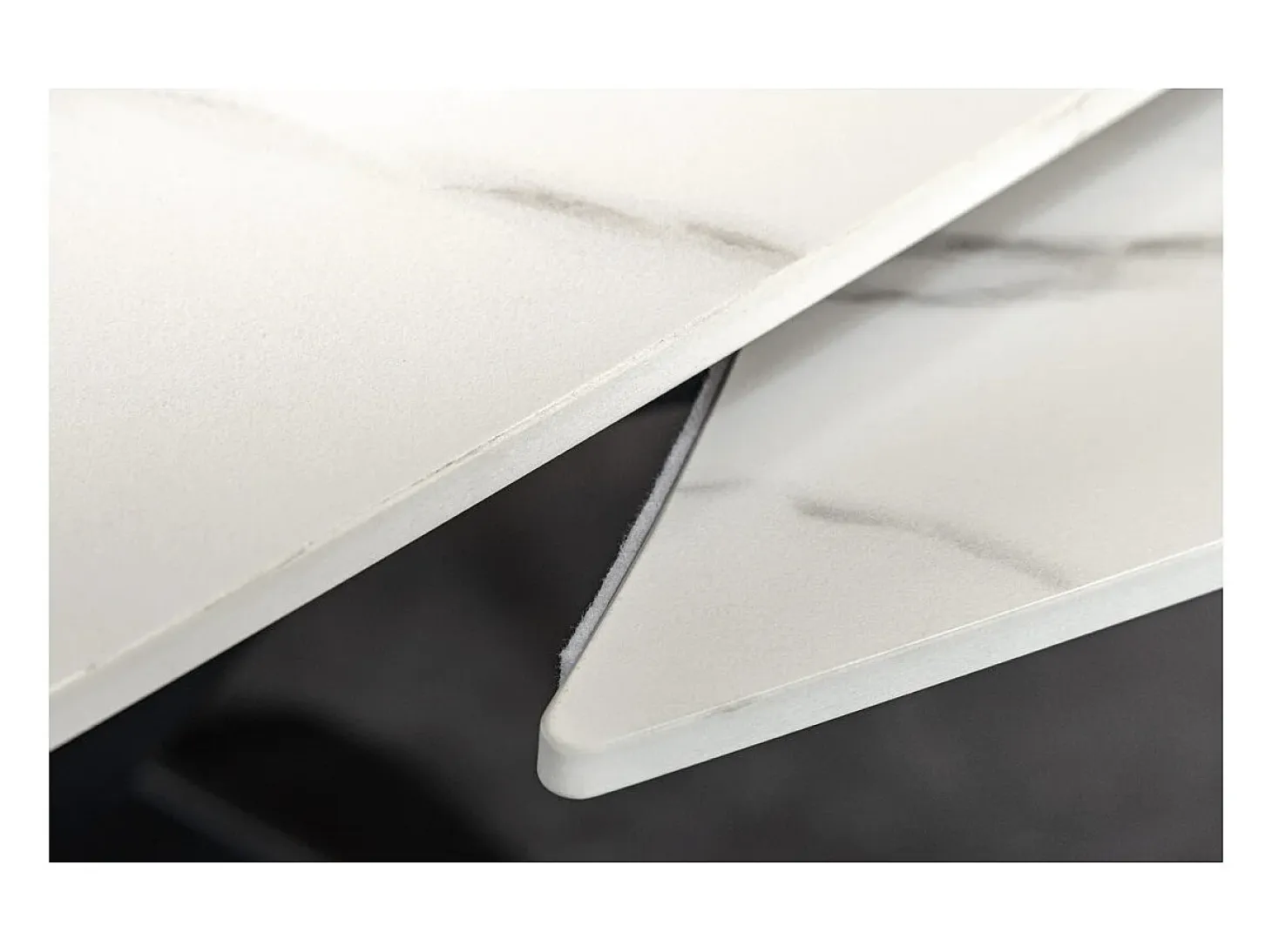 Mesa ATONIA – Ovalada extensible 130 a 190 cm – Tablero de cerámica efecto mármol blanco – Patas de metal – Estilo moderno