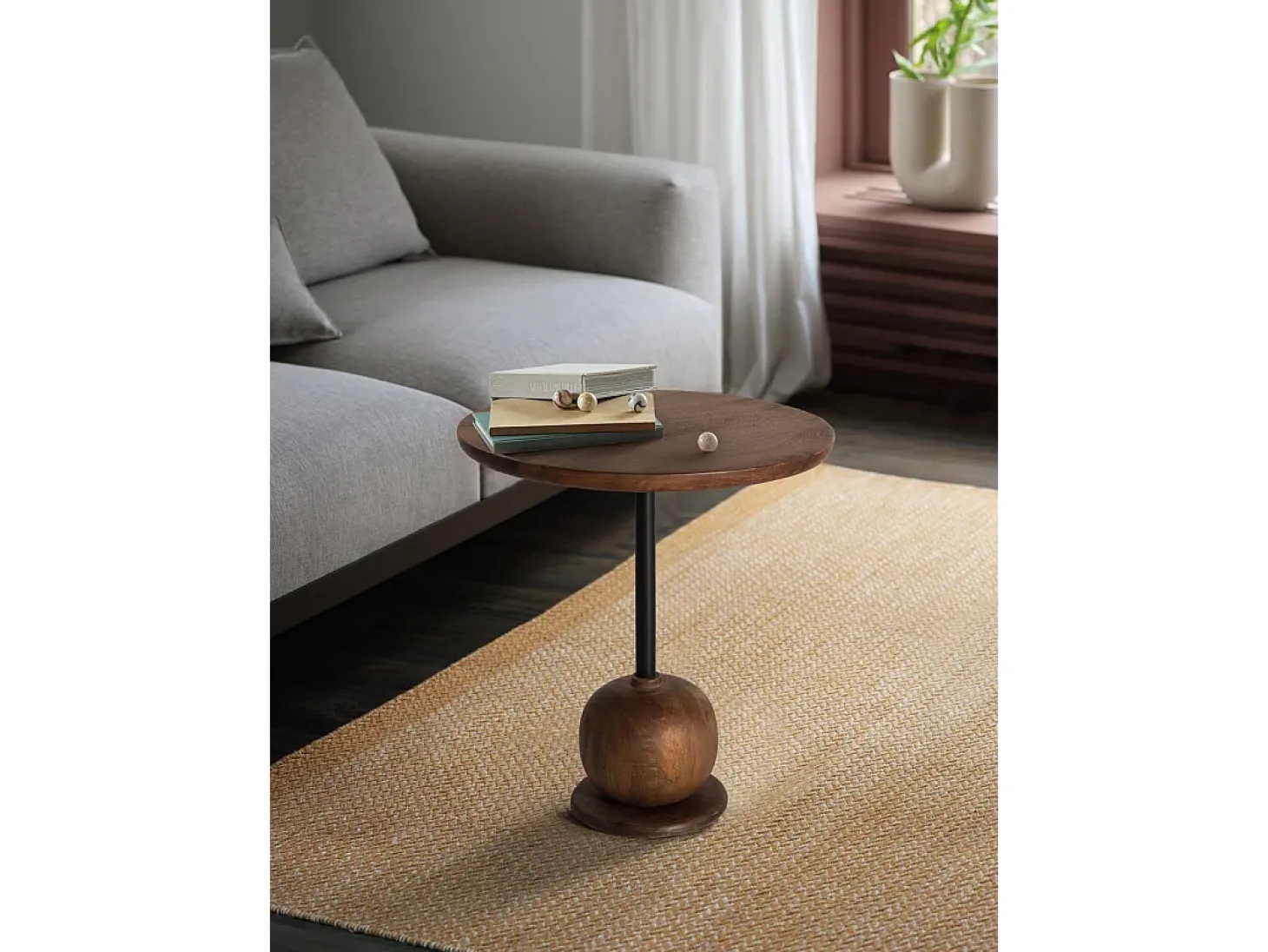 Mesa auxiliar circular de madera de mango