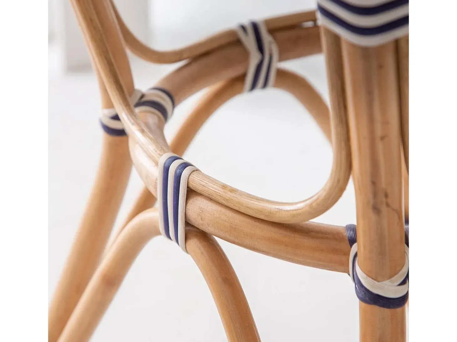 Mesa de bistró vintage de ratán Elynne con tablero trenzado en azul y blanco