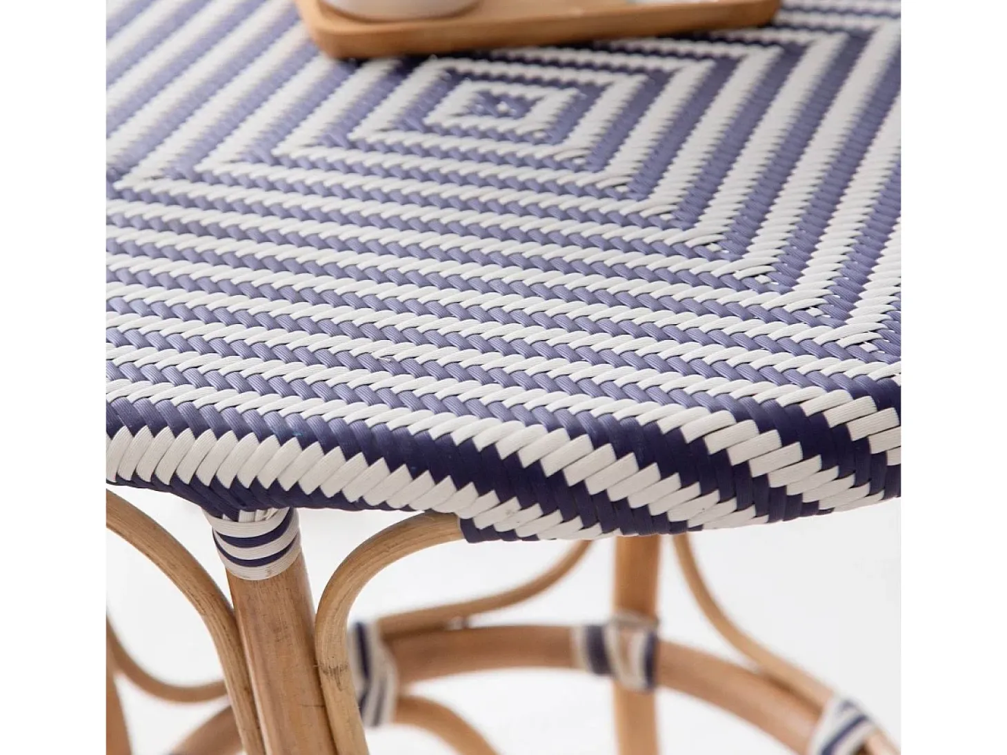 Mesa de bistró vintage de ratán Elynne con tablero trenzado en azul y blanco