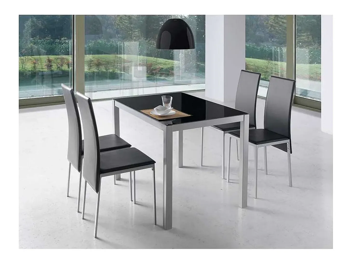Mesa de comedor Daniela en acabado color negro. 76 cm(alto)110 cm(ancho)75 cm(largo)