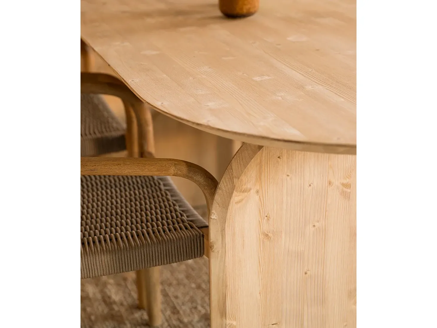 Mesa de comedor de madera de abeto maciza ovalada Decowood en tono roble medio de 200x75,2cm - BLOOM - DECOWOOD
