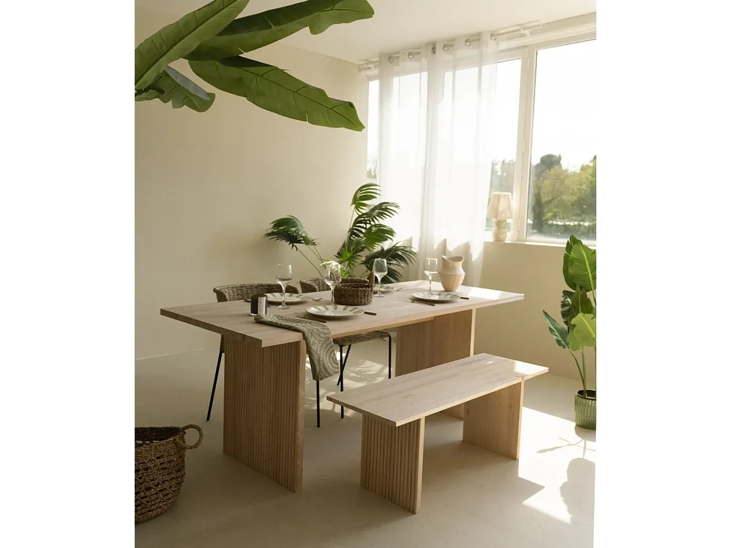 Mesa de comedor de madera de pino maciza rectangular con patas ranuradas Decowood de 180x80cm en tono roble medio - BALI - DECOWOOD
