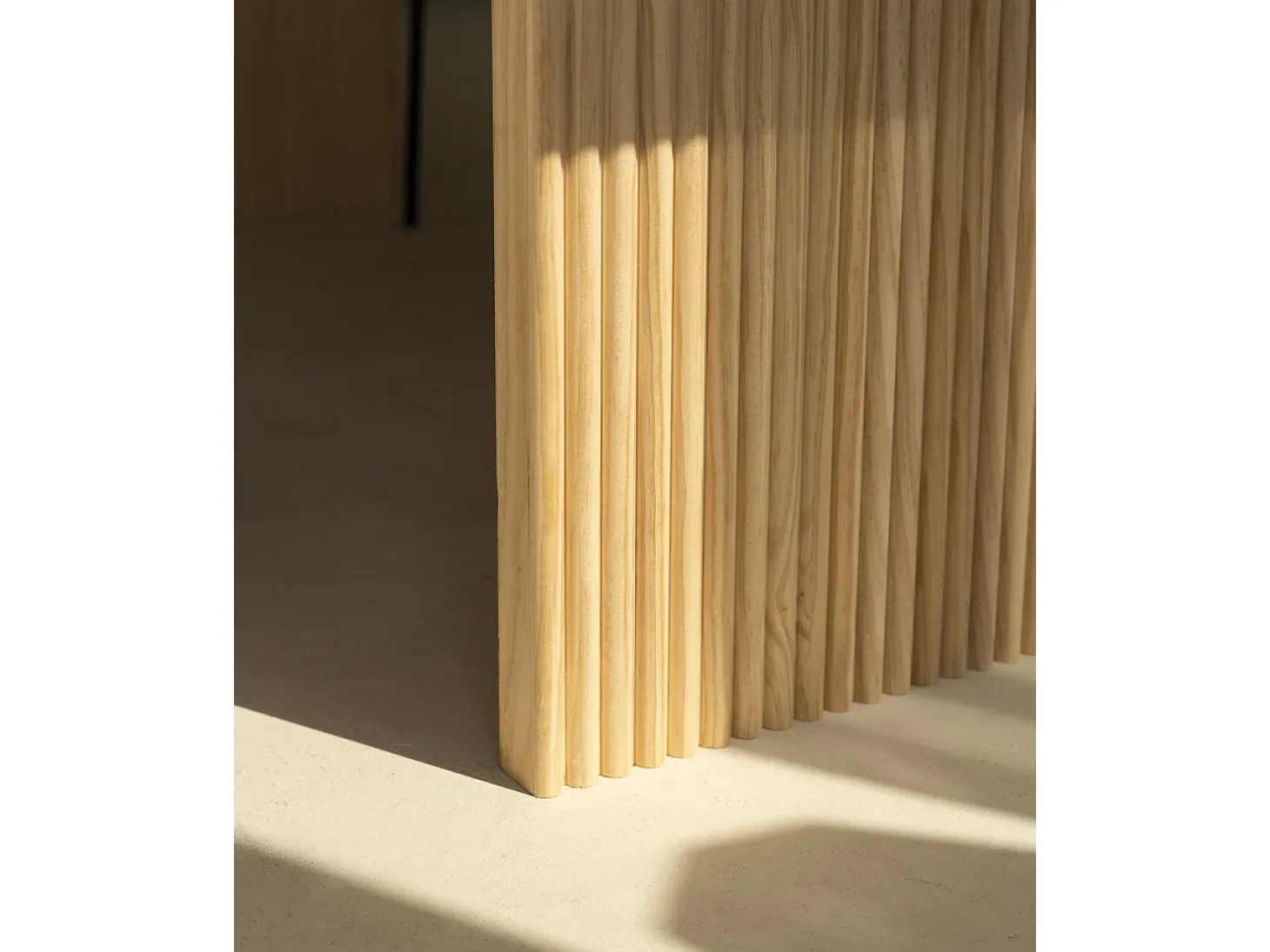 Mesa de comedor de madera de pino maciza rectangular con patas ranuradas Decowood de 180x80cm en tono roble medio - BALI - DECOWOOD
