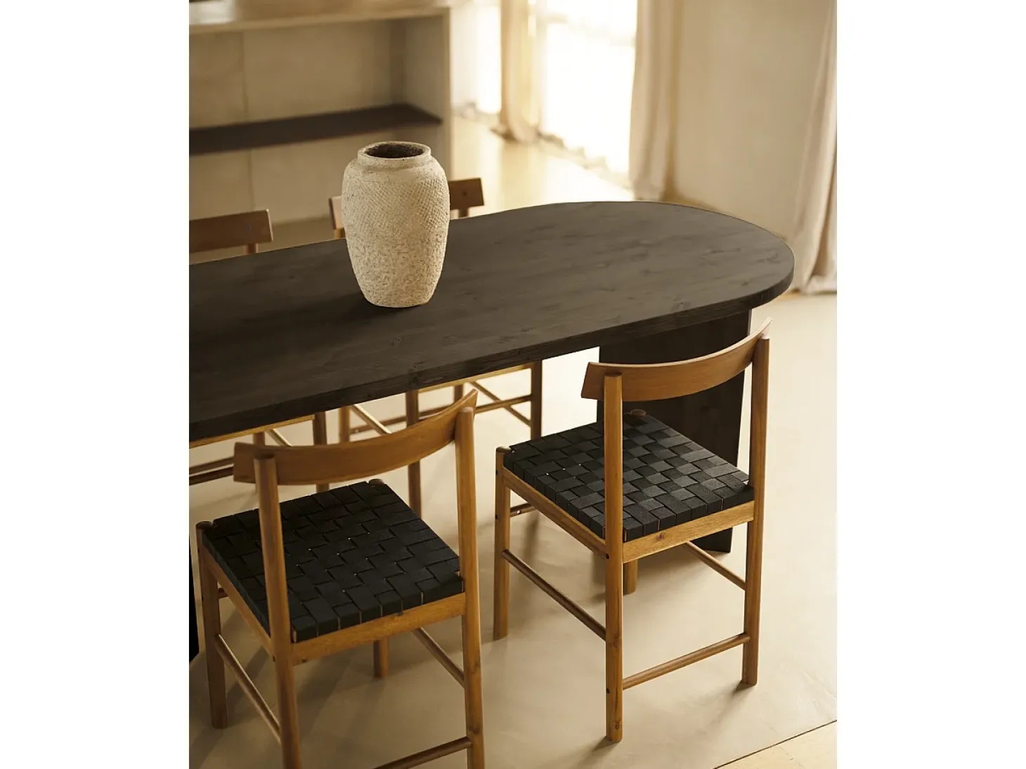 Mesa de comedor de madera maciza de abeto ovalada Decowood en tono negro de 200x75cm en tono negro - OSAKA - DECOWOOD