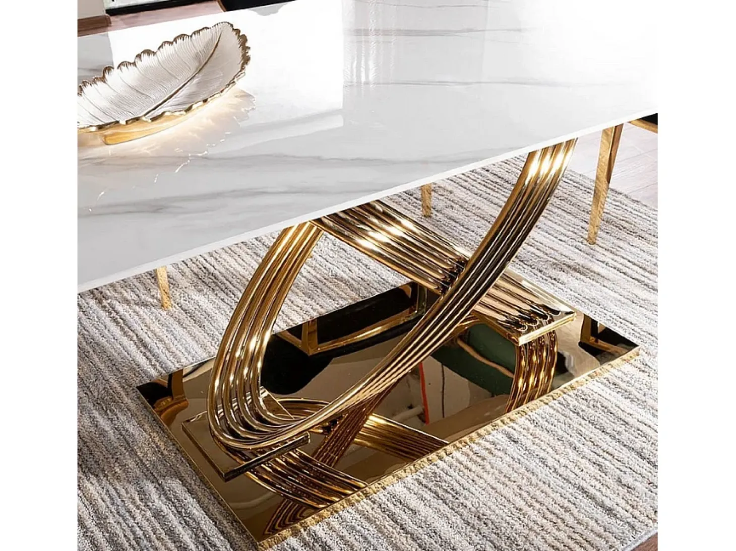 Mesa de comedor Domitille 160x90 de cerámica efecto mármol con patas de metal dorado