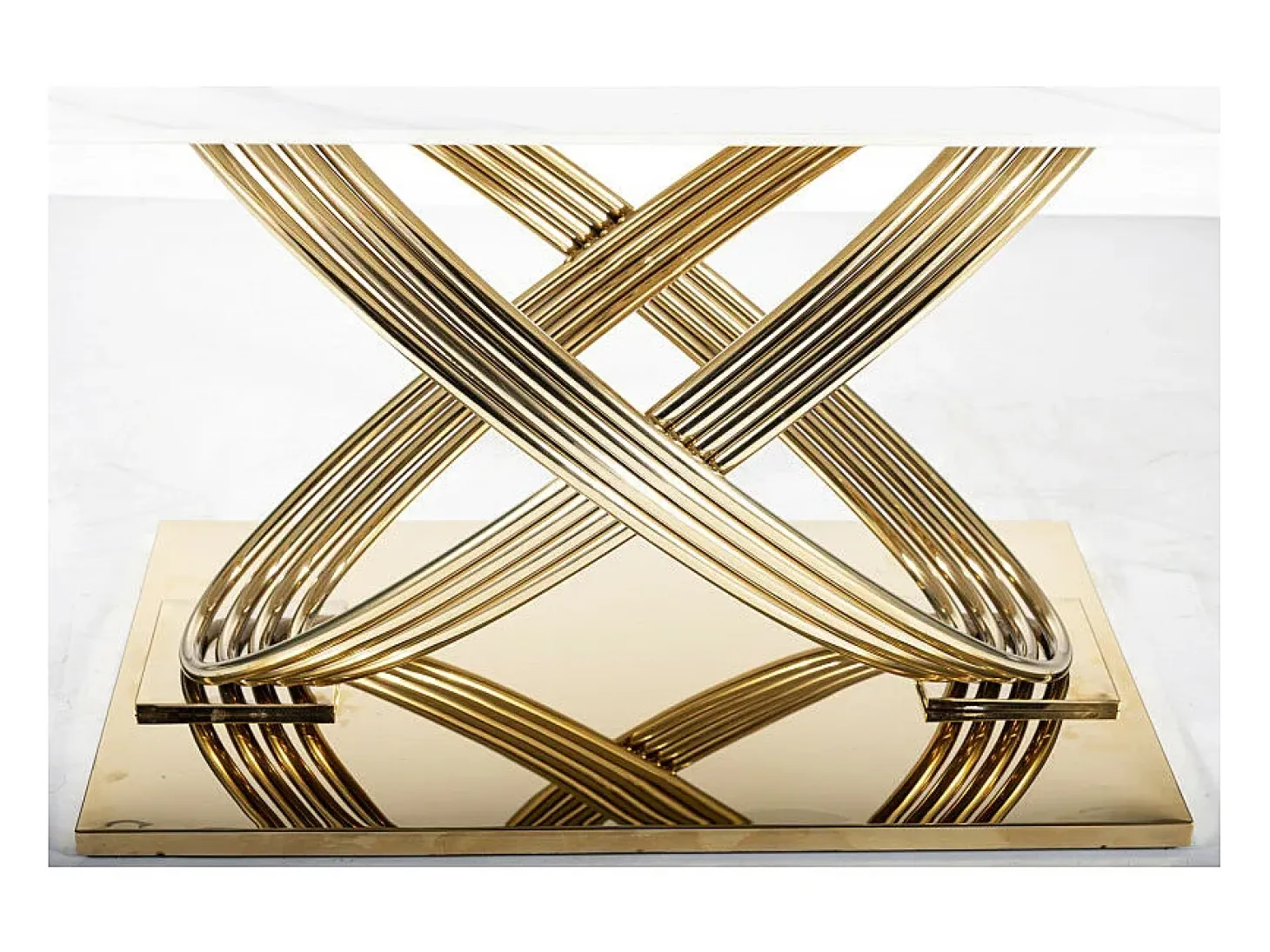 Mesa de comedor Domitille 160x90 de cerámica efecto mármol con patas de metal dorado