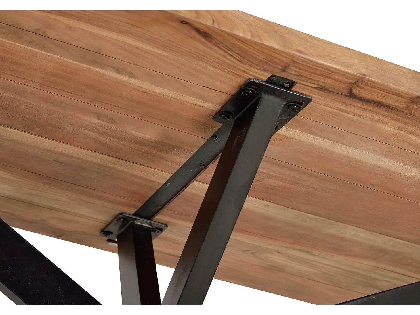 Mesa de comedor estilo industrial en madera maciza