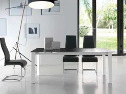 Mesa de comedor extensible Mikale de 140 a 190 cm en vitral negro con patas de metal blanco