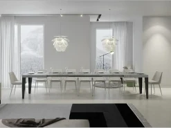 Mesa de comedor extensible Flavio-Color Gris cemento-Base y soporte con ruedas-5 alargaderas finas-Ancho extensible