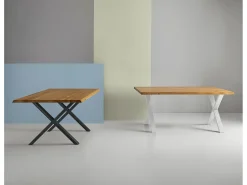 Mesa de comedor industrial Antika – Roble macizo claro y patas de metal en forma de X-Color Natural y negro-Anchura 200 cm